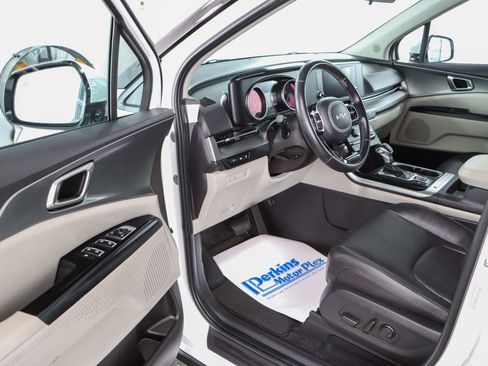 Used 2024 Kia Carnival LX image 3