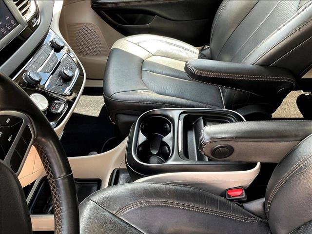 Used 2020 Chrysler Pacifica Touring-L FWD image 11