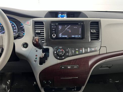Used 2014 Toyota Sienna XLE w/ Entertainment Package AWD/4WD image 17