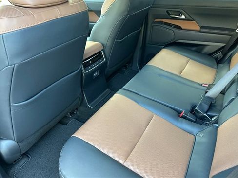 Used 2025 Lexus GX 550 image 11