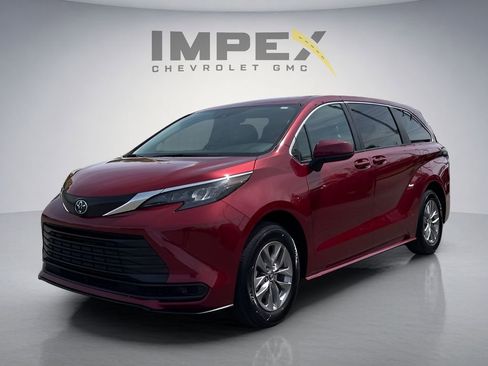 Used 2025 Toyota Sienna LE FWD image 1