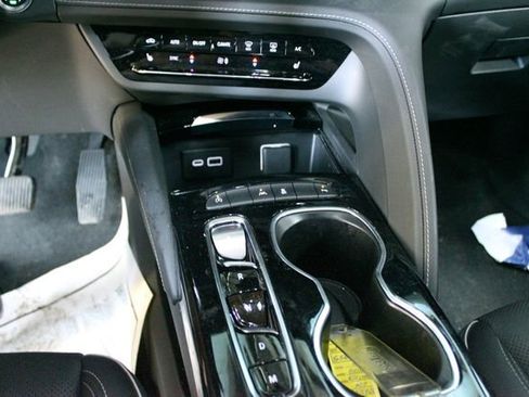 Used 2023 Buick Envision Essence image 19