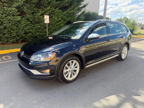 Used 2017 Volkswagen Golf Alltrack S image 2