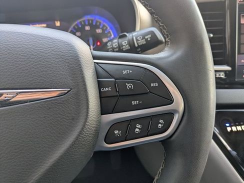 Used 2023 Chrysler Pacifica Touring-L FWD image 17