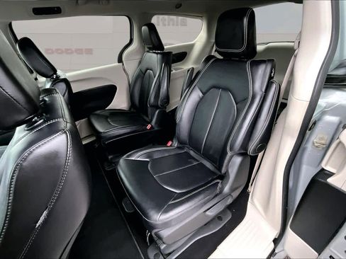 Used 2024 Chrysler Pacifica Select image 13