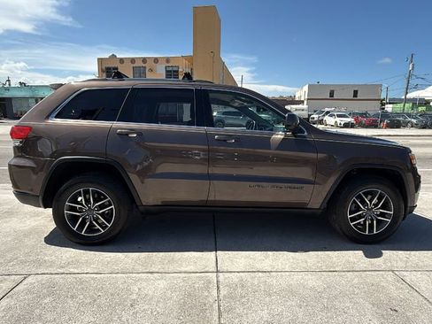 Used 2019 Jeep Grand Cherokee Laredo w/ 18" Wheel & 8.4" Radio Group AWD/4WD image 15