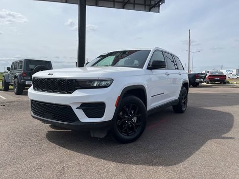 Used 2024 Jeep Grand Cherokee Altitude image 2