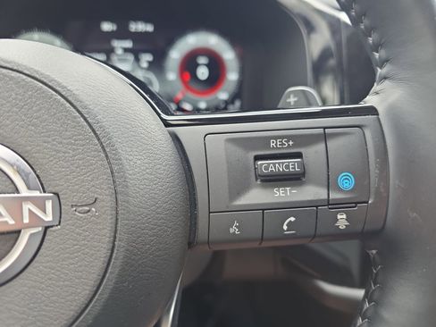 Certified 2025 Nissan Pathfinder Platinum FWD image 18