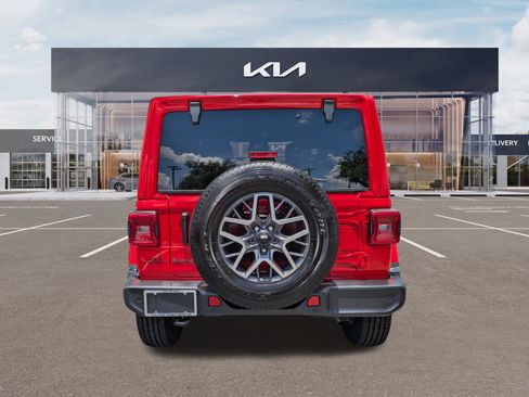 Used 2025 Jeep Wrangler Unlimited Sahara AWD/4WD image 5