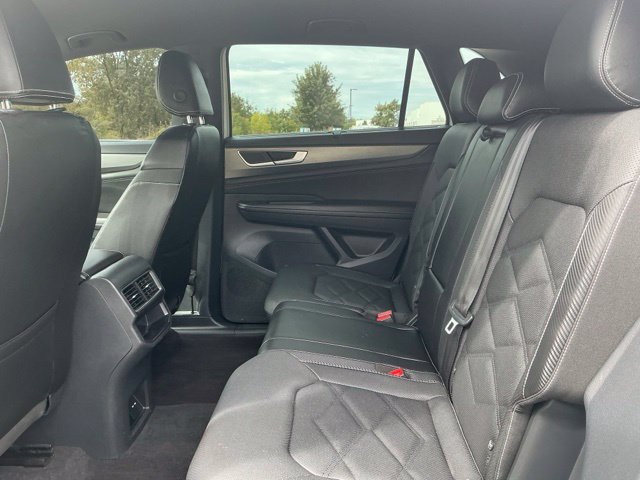 Used 2024 Volkswagen Atlas Cross Sport SE FWD image 32