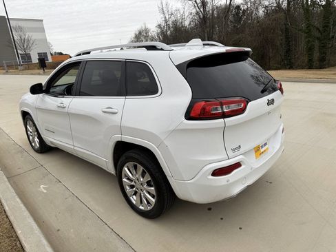 Used 2017 Jeep Cherokee Overland image 3