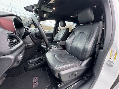 Used 2020 Chrysler Pacifica Touring-L image 37