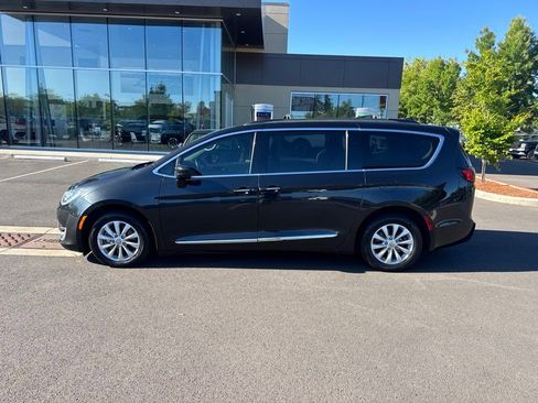 Used 2017 Chrysler Pacifica Touring-L FWD image 2