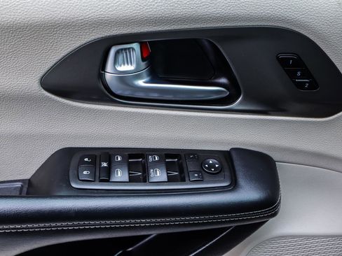 Used 2023 Chrysler Pacifica Touring-L image 37