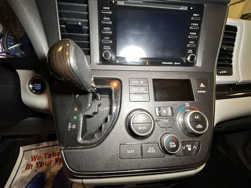 Used 2019 Toyota Sienna XLE Premium image 12