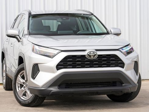 Used 2022 Toyota RAV4 XLE image 2