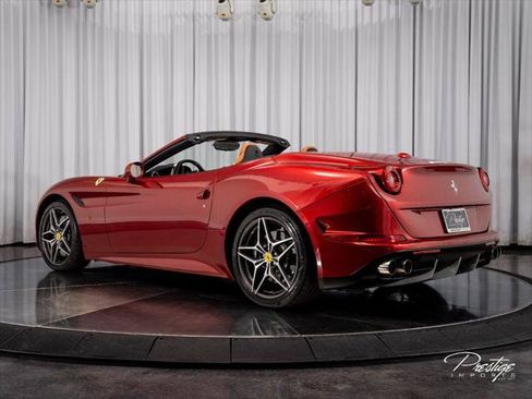 Used 2017 Ferrari California T RWD image 11