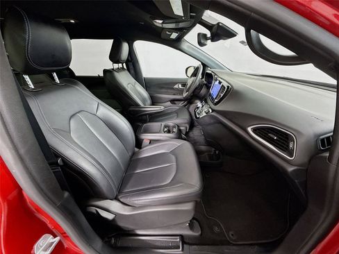 Used 2025 Chrysler Pacifica Select FWD image 25