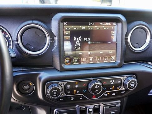 Used 2022 Jeep Wrangler Unlimited Rubicon w/ LED Lighting Group AWD/4WD image 28