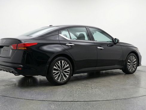 Used 2025 Nissan Altima 2.5 SV image 9