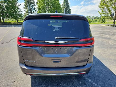 Used 2023 Chrysler Pacifica Touring-L FWD image 5
