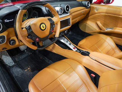 Used 2015 Ferrari California T RWD image 2