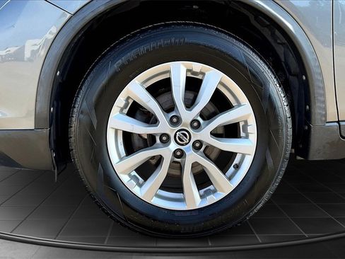 Used 2019 Nissan Rogue SV image 9