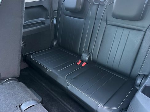 Used 2022 Volkswagen Tiguan SE w/ Panoramic Sunroof Package FWD image 15