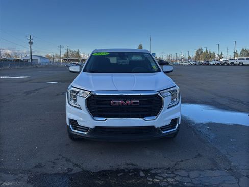 Used 2024 GMC Terrain SLE image 2