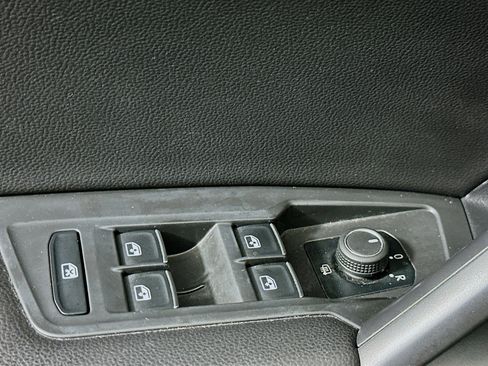 Used 2021 Volkswagen Tiguan SE image 15