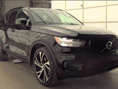 Used 2022 Volvo XC40 T5 R-Design w/ Advanced Package