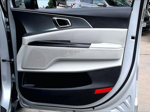 Used 2023 Kia Carnival LX image 22