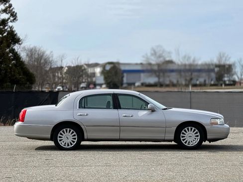 Used 2005 Lincoln Town Car Signature image 7