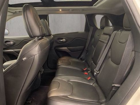 Used 2019 Jeep Cherokee Overland w/ Technology Group AWD/4WD image 9