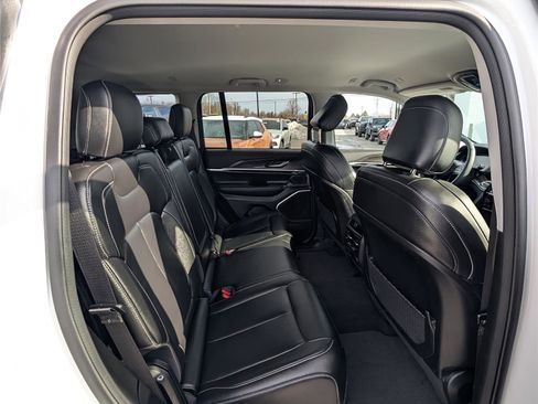 Used 2023 Jeep Grand Cherokee Limited w/ Black Appearance Package image 11