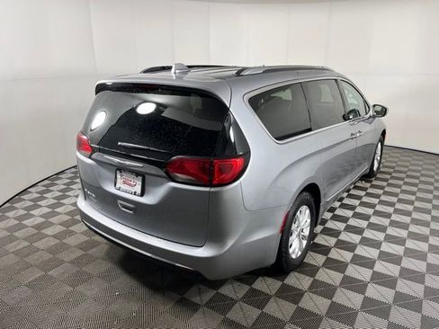 Used 2019 Chrysler Pacifica Touring-L image 7
