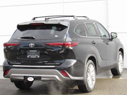 New 2025 Toyota Highlander Platinum image 6