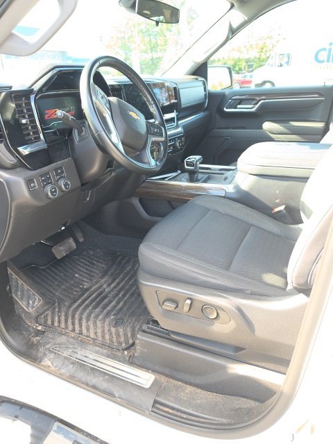 Used 2023 Chevrolet Silverado 1500 LT w/ Z71 Off-Road Package AWD/4WD image 4