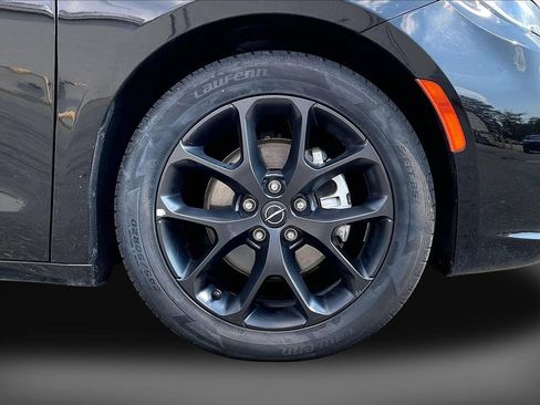 Used 2025 Chrysler Pacifica Limited FWD image 36