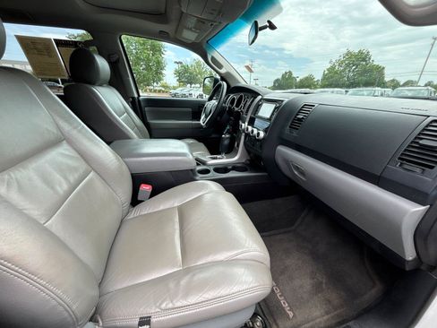 Used 2016 Toyota Sequoia SR5 RWD image 38