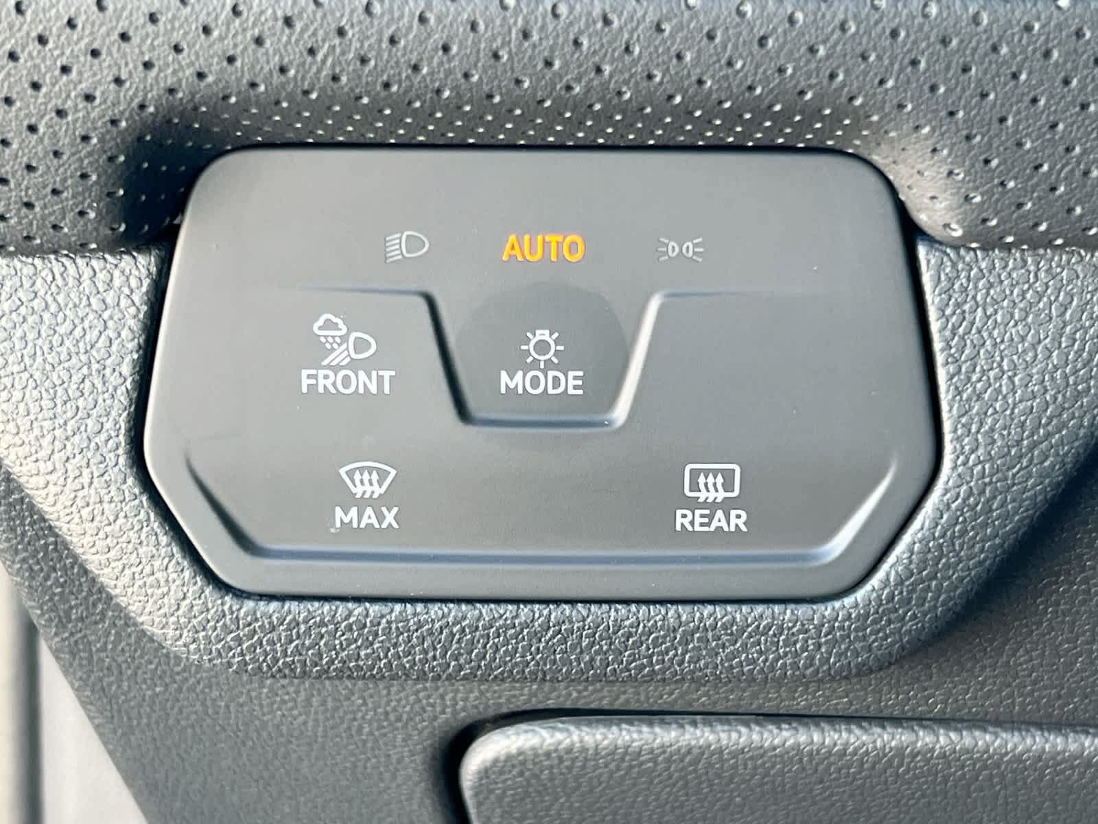 Used 2024 Volkswagen Atlas SE w/ Black Wheel Package FWD image 18