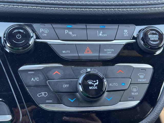 Certified 2024 Chrysler Pacifica Limited FWD image 35