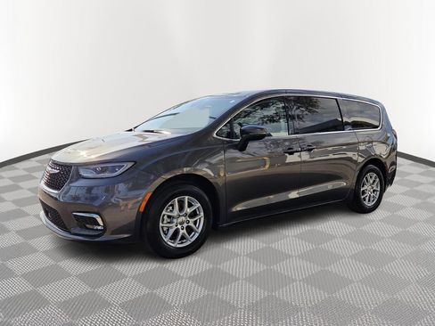 Used 2023 Chrysler Pacifica Touring-L FWD image 3