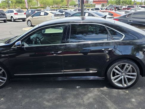 Used 2017 Volkswagen Passat 1.8T R-Line w/ R-Line Lighting Package FWD image 8