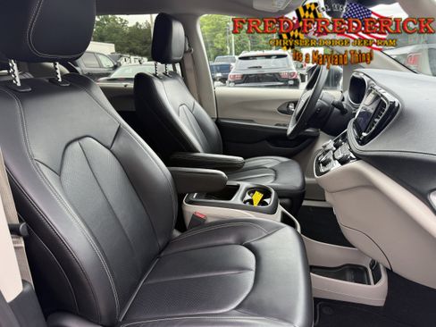 Used 2023 Chrysler Pacifica Touring-L AWD/4WD image 14