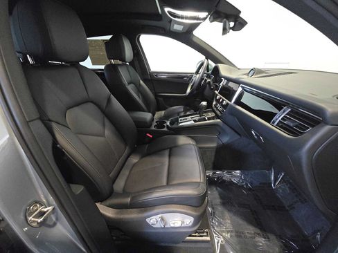 Used 2025 Porsche Macan AWD/4WD image 12