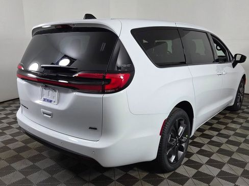 New 2026 Chrysler Pacifica Select image 8