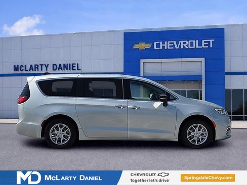 Used 2024 Chrysler Pacifica Touring-L FWD image 6