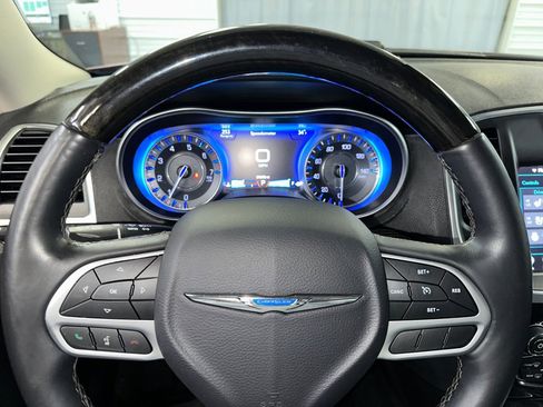 Used 2018 Chrysler 300 Limited image 6
