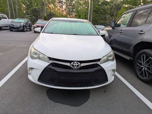 Used 2017 Toyota Camry SE image 2